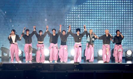 　ファンに挨拶する＆ＴＥＡＭ（撮影・石井剣太郎）