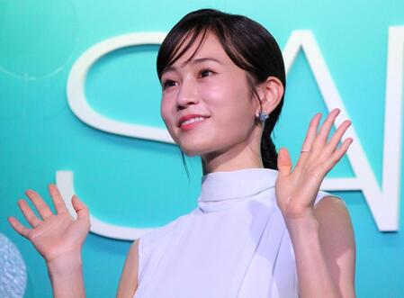 　手を振る前田敦子