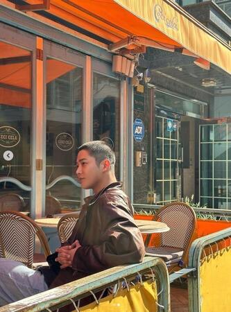 　ロウンの公式インスタグラム＠ｅｗｓｂｄｉより　丸刈りを披露したロウン