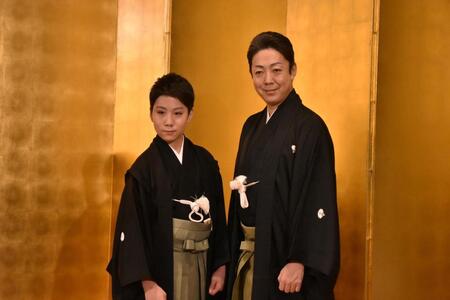 　取材会に登場した尾上菊五郎（右）と尾上菊之助