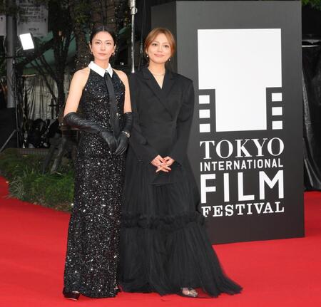 　「第３８回東京国際映画祭」レッドカーペットに登場した柴咲コウ（左）と川口春奈（撮影・伊藤笙子）