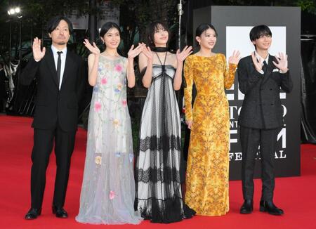 　「第３８回東京国際映画祭」レッドカーペットに登場した（左から）児山隆監督、吉田美月喜、南沙良、出口夏希、羽村仁成（撮影・伊藤笙子）