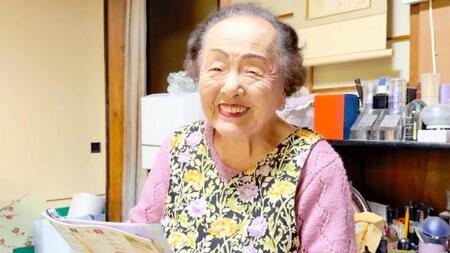 　１０２歳にして現役の美容部員として活躍する堀野智子さん
