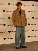 　撮影に応じる高松アロハ