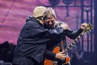 　兄ノエル・ギャラガー（右）を抱き寄せる弟リアム・ギャラガー©Ｂｉｇ　Ｂｒｏｔｈｅｒ　Ｒｅｃｏｒｄｉｎｇｓ