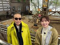 　北海道でクマの生態を研究するタモリ（左）と渡辺瑠海アナウンサー