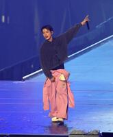 　会場を盛り上げる＆ＴＥＡＭ・ＨＡＲＵＡ（撮影・石井剣太郎）