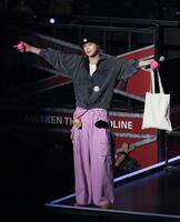 　会場を盛り上げるＫ（撮影・石井剣太郎）