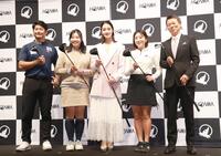 　ゴルフクラブを手にする（左から）三隅直人、葭葉ルミ、剛力彩芽、イ・ボミ、小川典利大社長（撮影・佐々木彰尚）