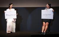 　トークをする剛力彩芽（左）とイ・ボミＹＯ（撮影・佐々木彰尚）
