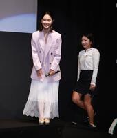 　登壇する剛力彩芽（左）とイ・ボミ（撮影・佐々木彰尚）