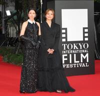 　「第３８回東京国際映画祭」レッドカーペットに登場した柴咲コウ（左）と川口春奈（撮影・伊藤笙子）