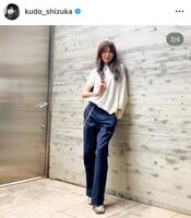 ヴィトンのバッグを持って。工藤静香のインスタグラム＠ｋｕｄｏ＿ｓｈｉｚｕｋａの（１０月１６日付）より