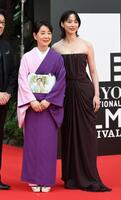 　「第３８回東京国際映画祭」レッドカーペットに登場した吉永小百合（左）とのん（撮影・伊藤笙子）