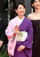 　「第３８回東京国際映画祭」レッドカーペットに田部井淳子さんの写真がプリントされた帯で登場した吉永小百合（撮影・伊藤笙子）