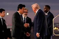 　羽田空港でトランプ米大統領（右）を出迎える木原官房長官（ＡＰ＝共同）