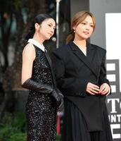 　「第３８回東京国際映画祭」レッドカーペットに登場した柴咲コウ（左）と川口春奈（撮影・伊藤笙子）