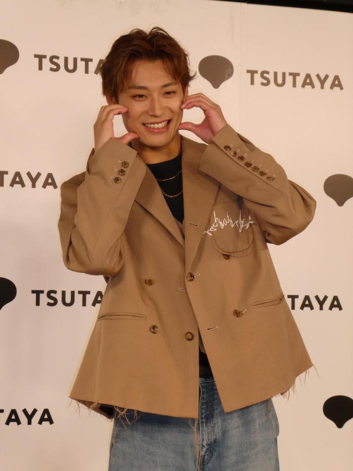 　撮影に応じる高松アロハ