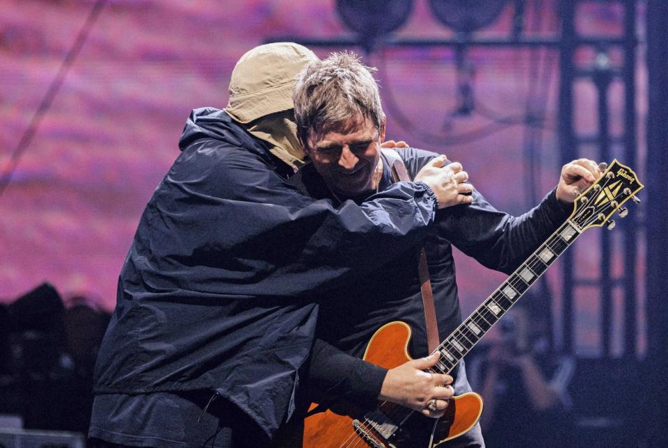 　兄ノエル・ギャラガー（右）を抱き寄せる弟リアム・ギャラガー©Ｂｉｇ　Ｂｒｏｔｈｅｒ　Ｒｅｃｏｒｄｉｎｇｓ