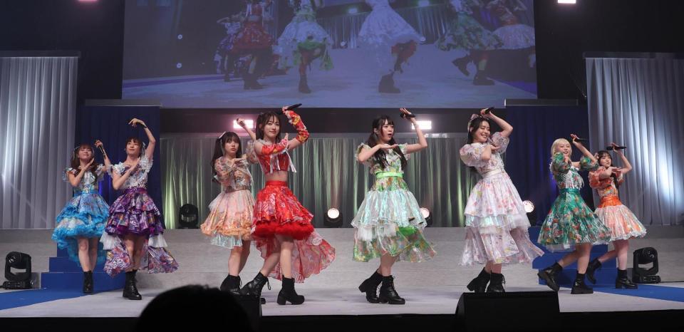 熱いパフォーマンスを見せる私立恵比寿中学＝東京・ＬＩＮＥ　ＣＵＢＥ　ＳＨＩＢＵＹＡ（撮影・佐々木彰尚）