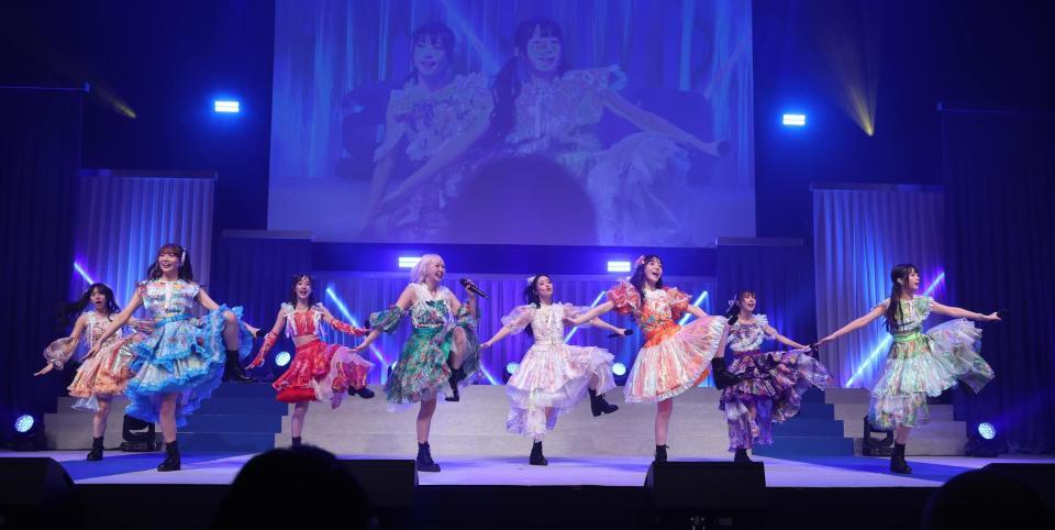 　会場を沸かせる私立恵比寿中学（撮影・佐々木彰尚）