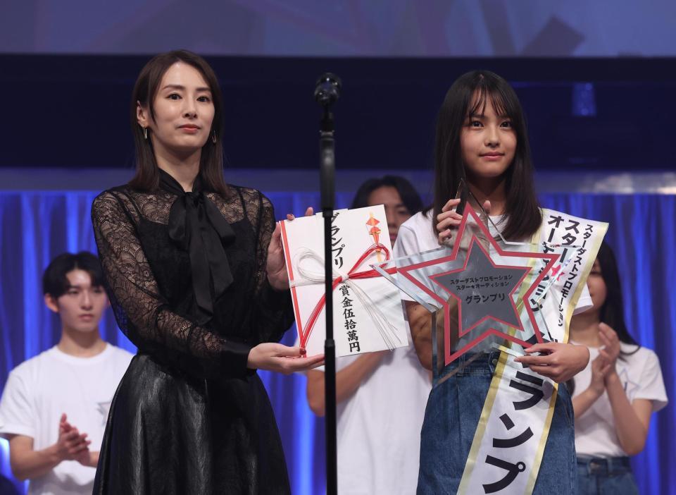 　女子部門のグランプリに輝いた岩瀬夕由さんとプレゼンターの北川景子（撮影・佐々木彰尚）