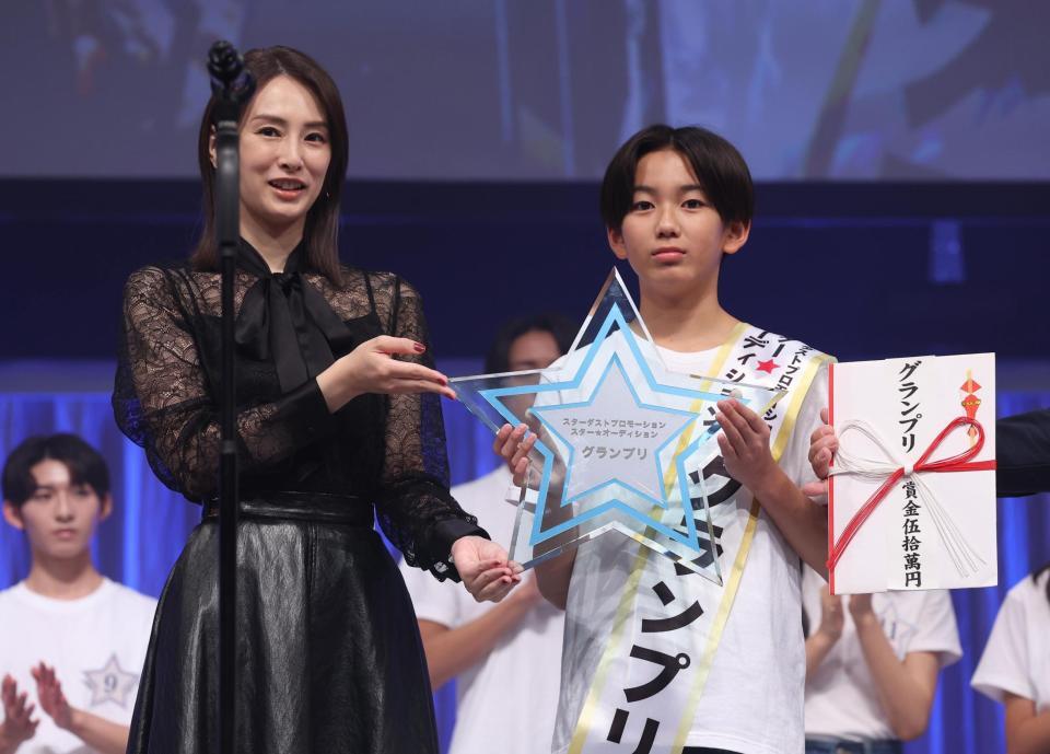 　男子部門のグランプリに輝いた山中島世夏さんとプレゼンターの北川景子（撮影・佐々木彰尚）