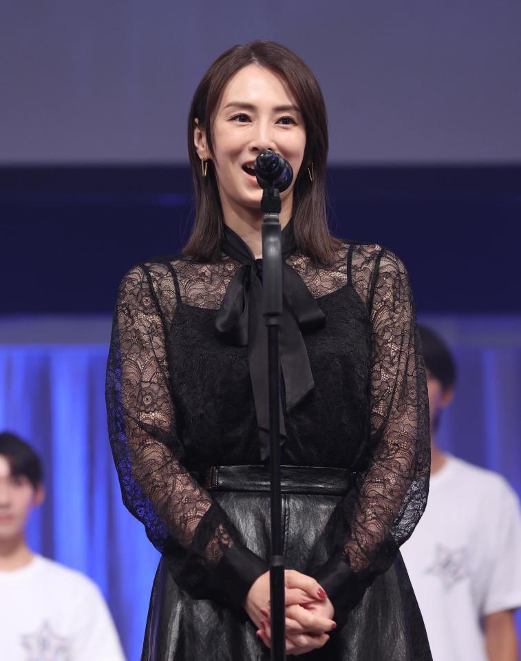 　あいさつをする北川景子（撮影・佐々木彰尚）