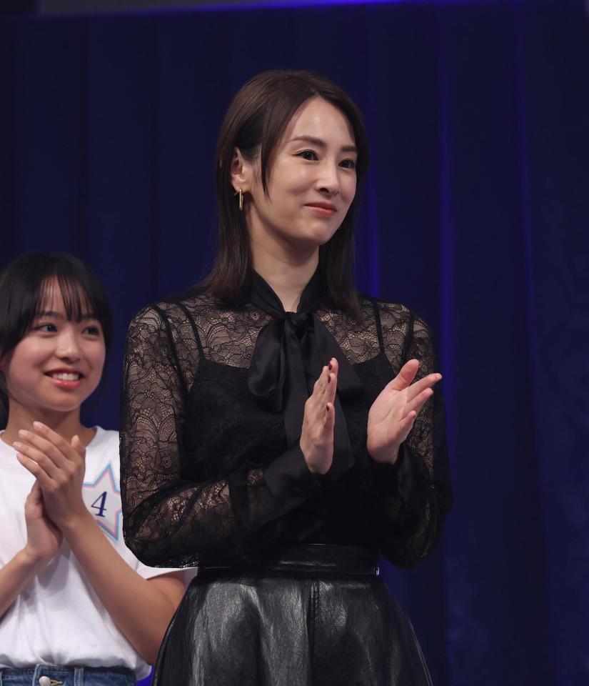 　拍手をする北川景子（撮影・佐々木彰尚）