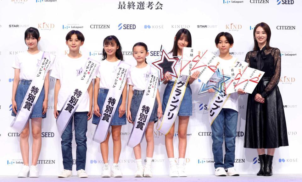 　（左から）特別賞の薬師寺梨央さん、富永朋貴さん、亀谷珠奈さん、追田愛唯さん、グランプリの岩瀬夕由さん、山中島世夏さん、北川景子（撮影・佐々木彰尚）