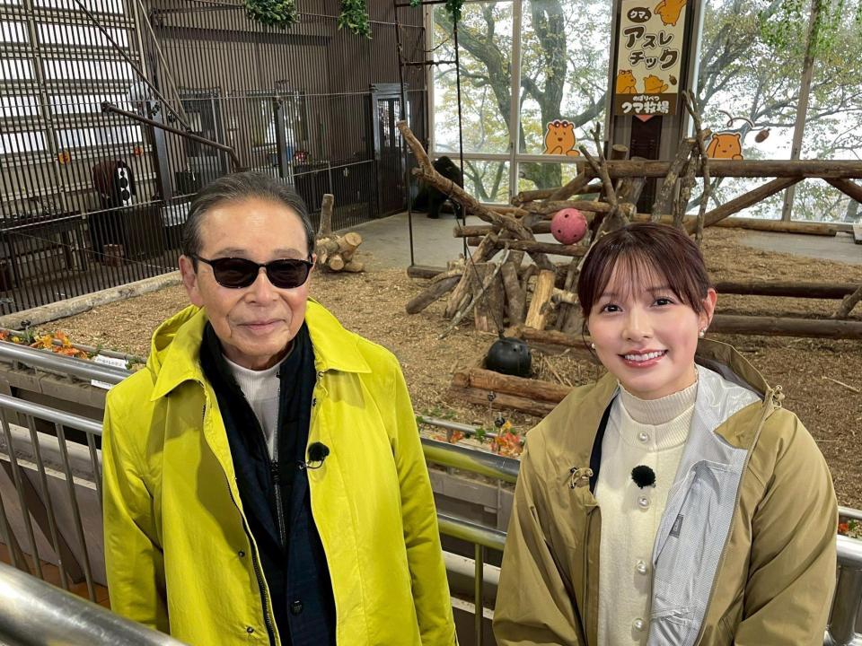 　北海道でクマの生態を研究するタモリ（左）と渡辺瑠海アナウンサー