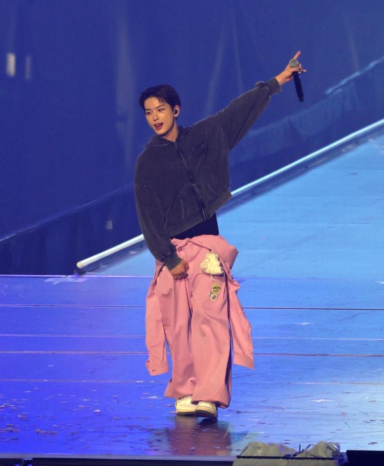 　会場を盛り上げる＆ＴＥＡＭ・ＨＡＲＵＡ（撮影・石井剣太郎）