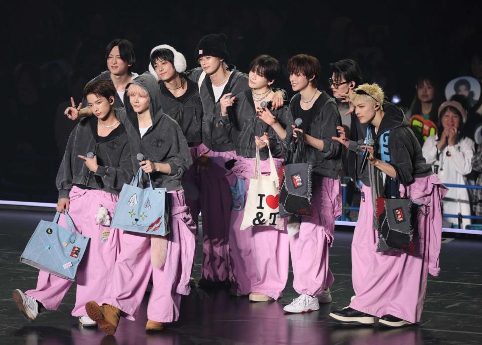 　（前列左から）ＨＡＲＵＡ、ＮＩＣＨＯＬＡＳ（後列左から）ＦＵＭＡ、ＴＡＫＩ、Ｋ、ＹＵＭＡ、ＥＪ、ＪＯ、ＭＡＫＩ（撮影・石井剣太郎）