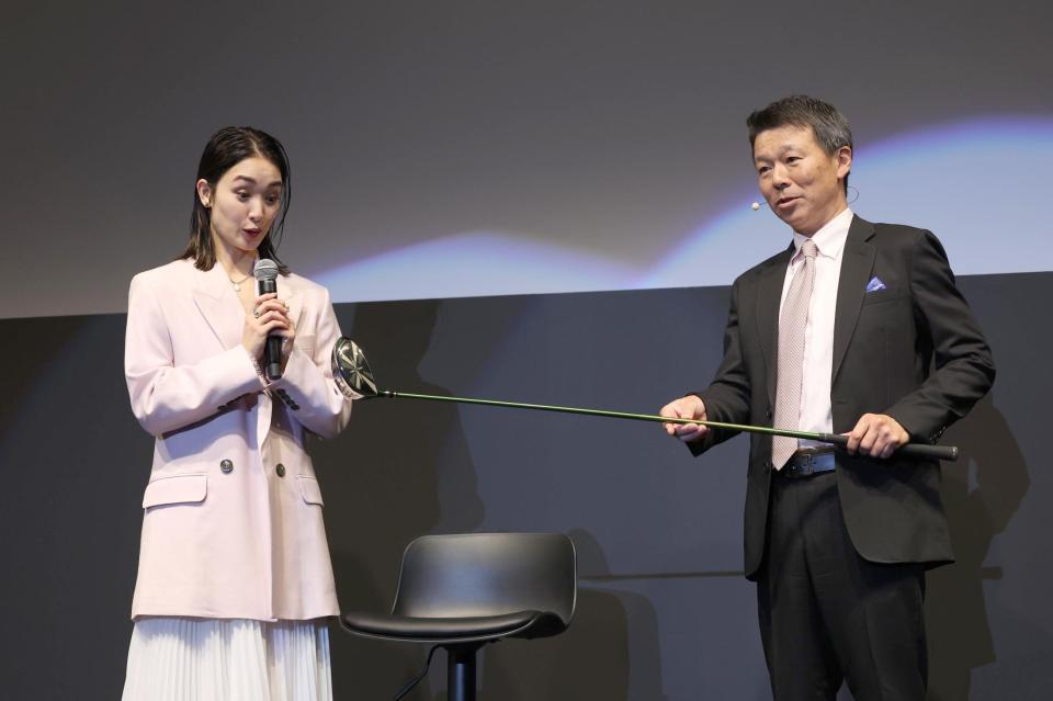 　ドライバーをプレゼントされる剛力彩芽（撮影・佐々木彰尚）