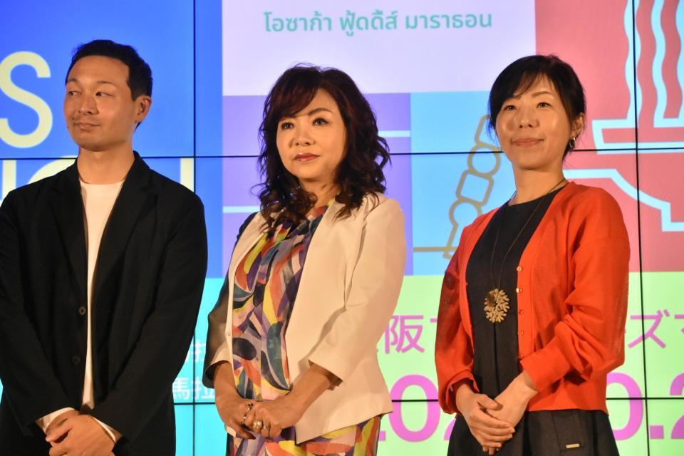 　会見に出席したハイヒール・モモコ（中央）