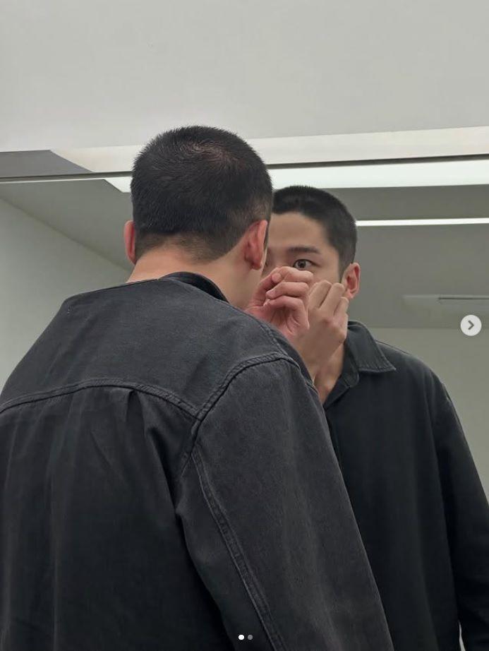 　ロウンの公式インスタグラム＠ｅｗｓｂｄｉより　丸刈りを披露したロウン