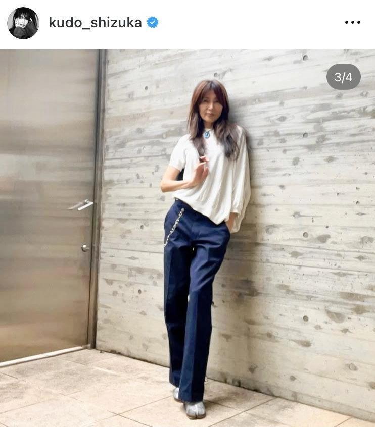 ヴィトンのバッグを持って。工藤静香のインスタグラム＠ｋｕｄｏ＿ｓｈｉｚｕｋａの（１０月１６日付）より