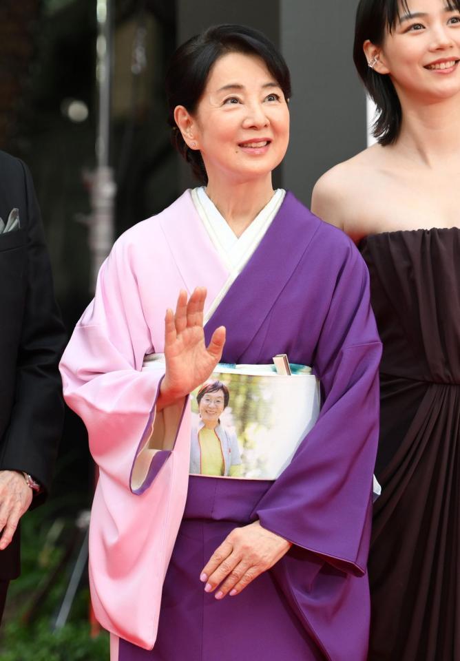 　「第３８回東京国際映画祭」レッドカーペットに田部井淳子さんの写真がプリントされた帯で登場した吉永小百合（撮影・伊藤笙子）