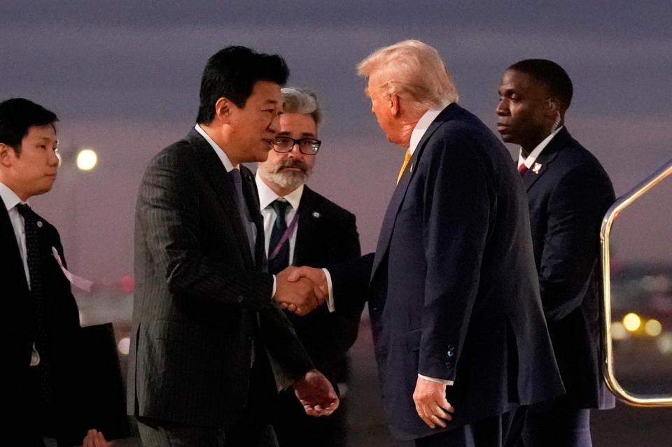 　羽田空港でトランプ米大統領（右）を出迎える木原官房長官（ＡＰ＝共同）