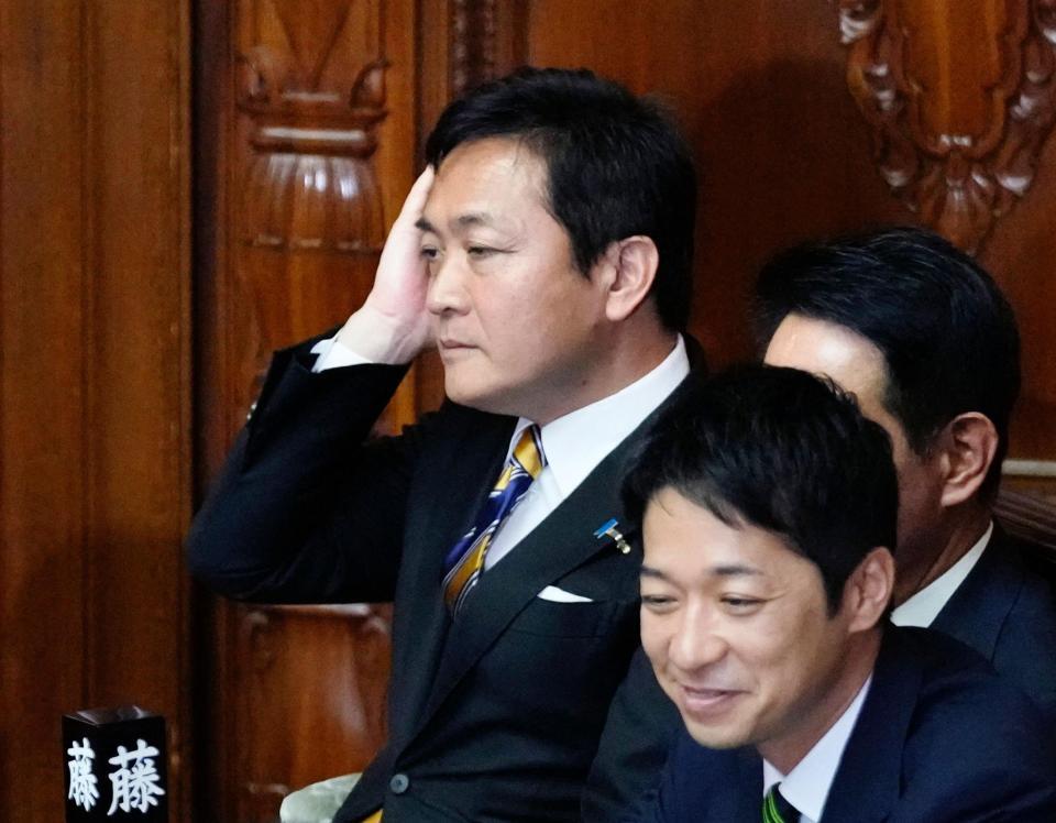 首相指名選挙が行われた衆院本会議に臨む国民民主党の玉木雄一郎代表。手前は日本維新の会の藤田文武共同代表＝２１日