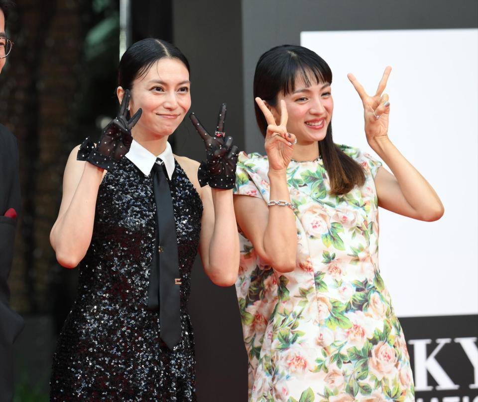 　「第３８回東京国際映画祭」レッドカーペットに登場した柴咲コウ、満島ひかり（撮影・伊藤笙子）