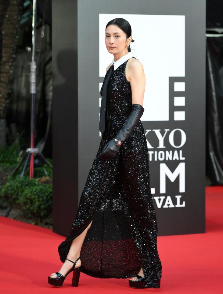 　「第３８回東京国際映画祭」レッドカーペットに登場した柴咲コウ（撮影・伊藤笙子）