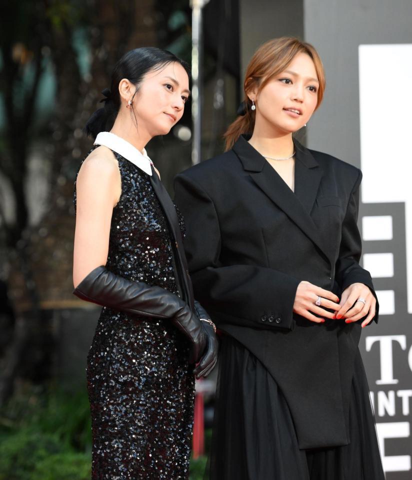 　「第３８回東京国際映画祭」レッドカーペットに登場した柴咲コウ（左）と川口春奈（撮影・伊藤笙子）