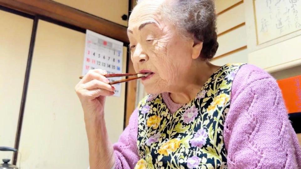 　１０２歳にして現役の美容部員として活躍する堀野智子さん