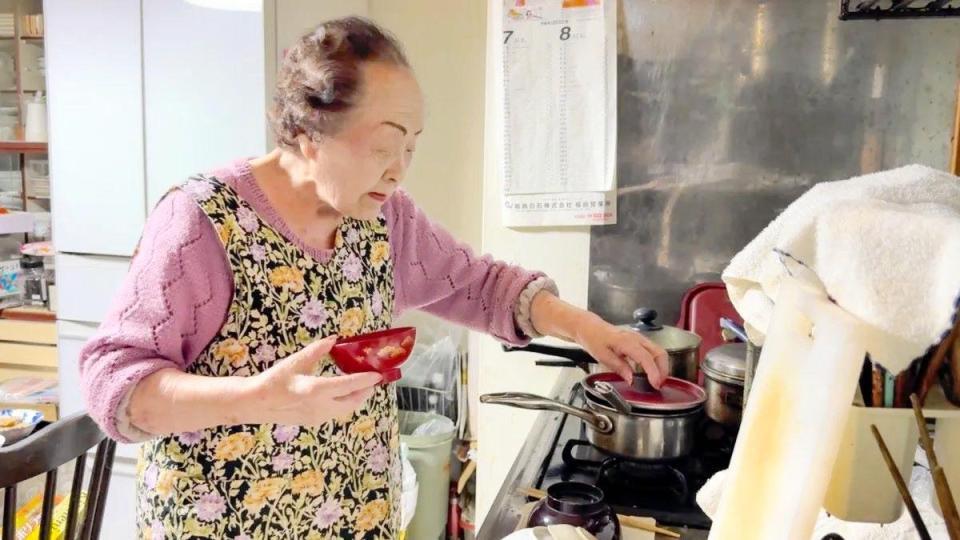 　１０２歳にして現役の美容部員として活躍する堀野智子さん