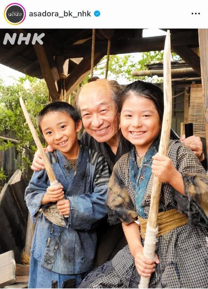 成長して再登場した長屋の少年たち。。朝ドラ「ばけばけ」公式インスタグラム＠ａｓａｄｏｒａ＿ｂｋ＿ｎｈｋより