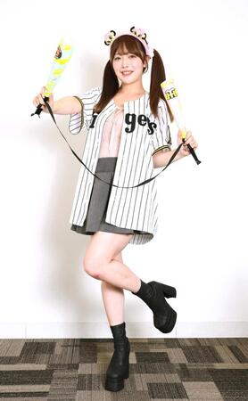 　阪神日本一を祈願する塩見きら（撮影・佐々木彰尚）