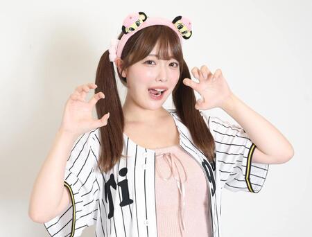 　阪神日本一を祈願する塩見きら（撮影・佐々木彰尚）