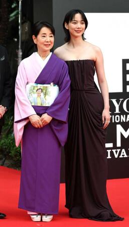 　レッドカーペットに登場した吉永小百合（左）、のん（撮影・伊藤笙子）