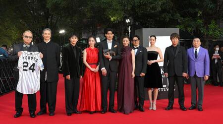 　レッドカーペットに登場した（左から）秋山純監督、加藤雅也、草川拓弥、伊原六花、松谷鷹也、鈴木京香、高橋克典、山崎紘菜、上地雄輔、見城徹氏（撮影・伊藤笙子）